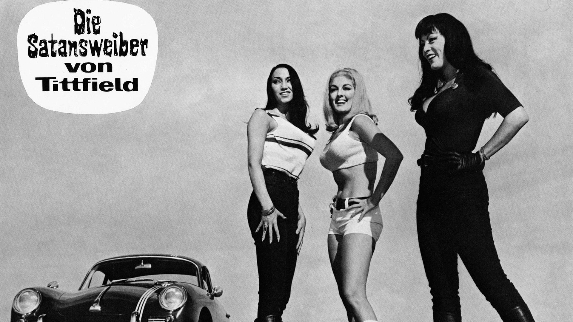 Die Schauspielerinnen Haji, Lori Williams und Tura Satana auf einem Filmplakat zu dem Film "Die Satansweiber von Tittfield" (Originaltitel: "Faster, Pussycat! Kill! Kill!") von Russ Meyer aus dem Jahr 1965.