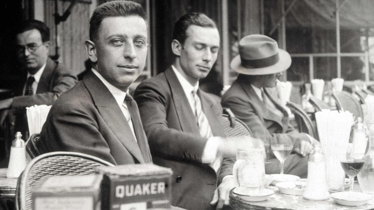 Der französische Dichter Robert Desnos auf der Terrasse eines Cafés in Paris 1925 Der französische Dichter Robert Desnos auf der Terrasse eines Cafés in Paris 1925