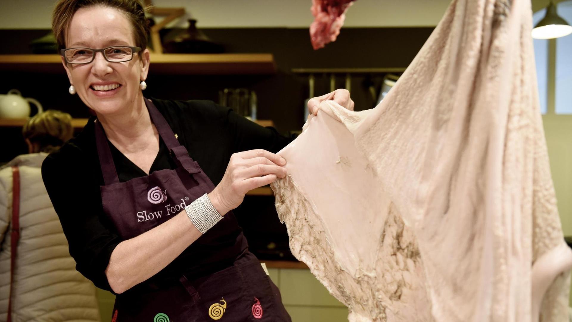 Die Kulturwissenschaftlerin und Vorsitzende von Slowfood Deutschland e.V. Ursula Hudson Die Kulturwissenschaftlerin und Vorsitzende von Slowfood Deutschland e.V. Ursula Hudson