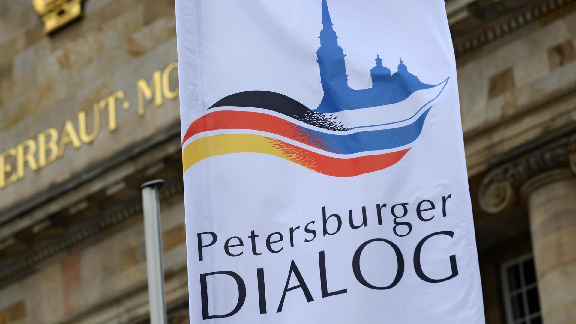 Eine Flagge mit der Aufschrift "Petersburger Dialog" Eine Flagge mit der Aufschrift "Petersburger Dialog"