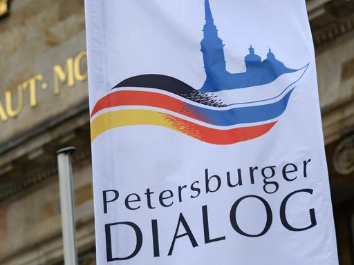 Eine Flagge mit der Aufschrift "Petersburger Dialog" (Aufnahme von 2013)