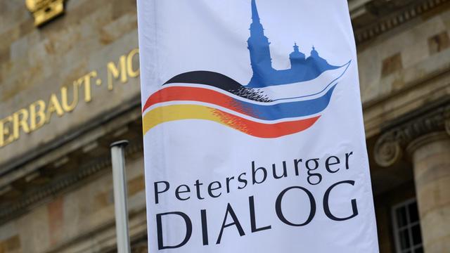 Eine Flagge mit der Aufschrift "Petersburger Dialog"