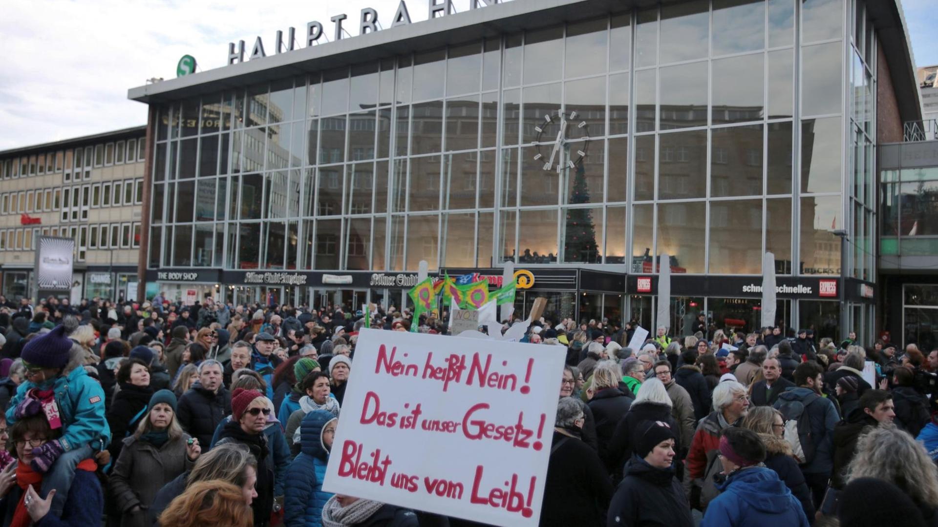 Hunderte Menschen haben sich in Köln vor dem Hauptbahnhof versammelt. Sie tragen Plakate mit Aufschriften wie "Nein heißt nein! Das ist unser Gesetz!" Hunderte Menschen haben sich in Köln vor dem Hauptbahnhof versammelt. Sie tragen Plakate mit Aufschriften wie "Nein heißt nein! Das ist unser Gesetz!"