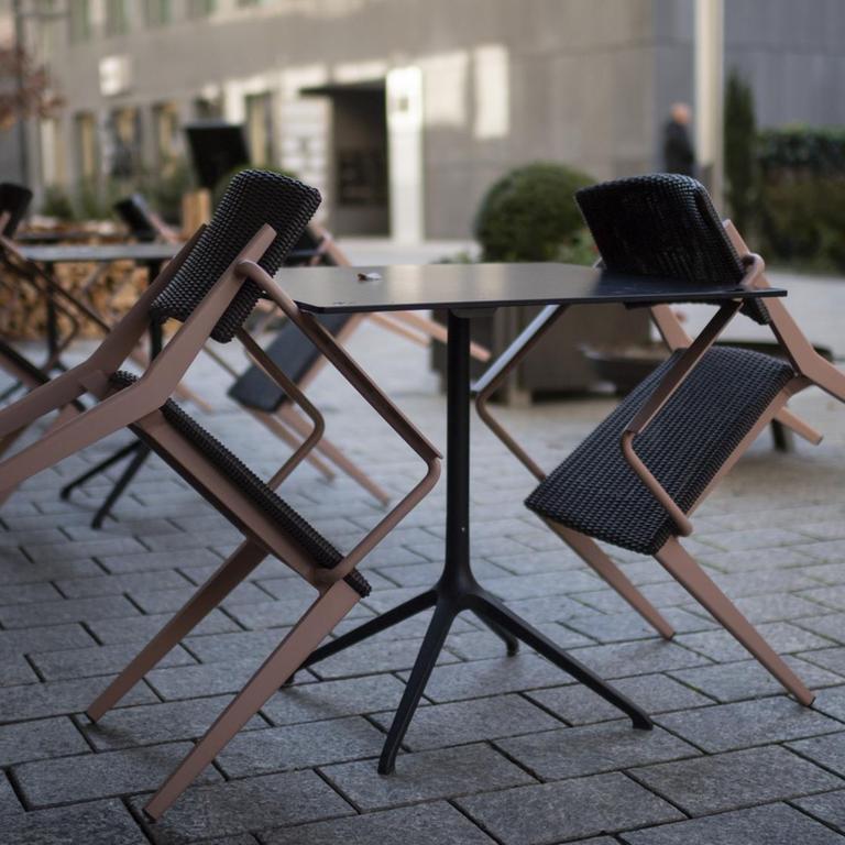 Stühle vor einem geschlossenen Restaurant