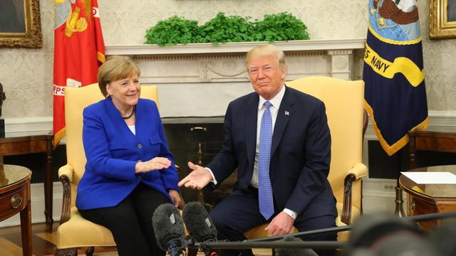 27.04.2018, USA, Washington: Bundeskanzlerin Angela Merkel (CDU) wird von US-Präsident Donald Trump im Oval Office im Weißen Haus empfangen.