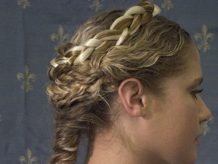 Eine junge Studentin nimmt am Caryatid-Hairstyling-Projekt teil