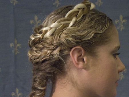 Eine junge Studentin nimmt am Caryatid-Hairstyling-Projekt teil Eine junge Studentin nimmt am Caryatid-Hairstyling-Projekt teil