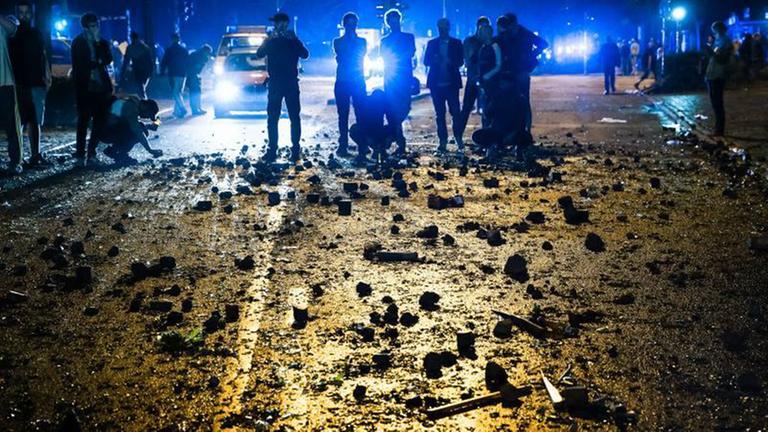 Ein mit Wurfgeschossen übersäter Straßenabschnitt ist am 07.07.2017 im Schanzenviertel in Hamburg zu sehen. Ein mit Wurfgeschossen übersäter Straßenabschnitt ist am 07.07.2017 im Schanzenviertel in Hamburg zu sehen.