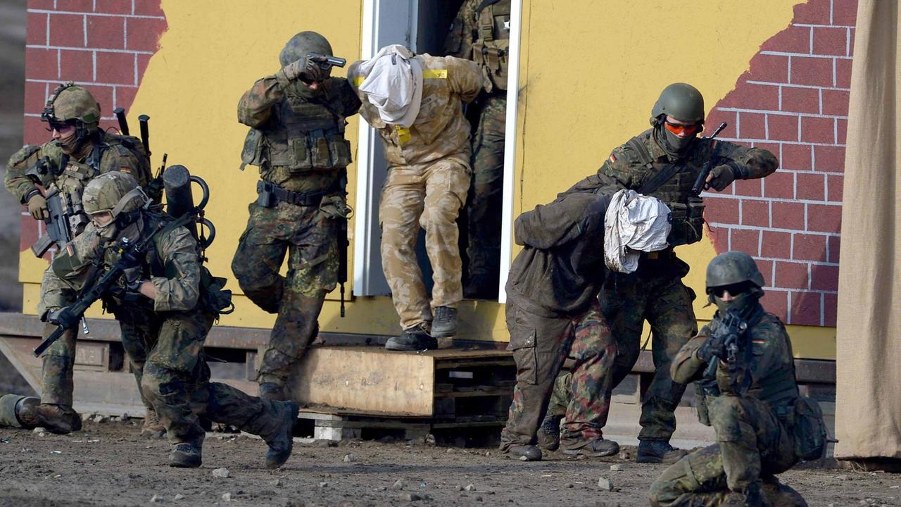 Sie sehen Soldaten der Bundeswehr, die einen Einsatz gegen Verdächtige üben. Sie sehen Soldaten der Bundeswehr, die einen Einsatz gegen Verdächtige üben.