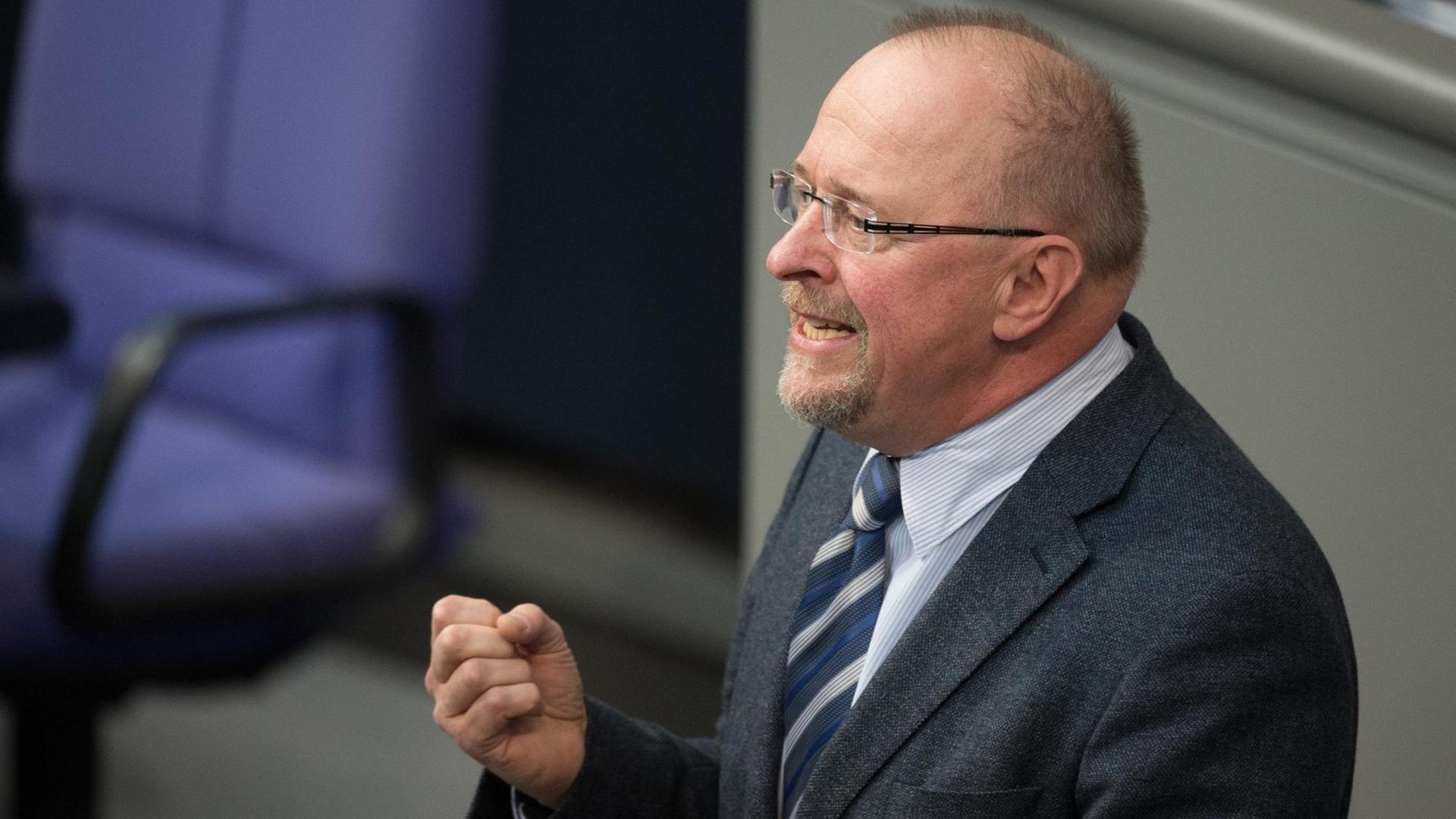 Axel Schäfer (SPD) spricht am 26.03.2015 während einer Bundestagssitzung im Reichstag in Berlin Axel Schäfer (SPD) spricht am 26.03.2015 während einer Bundestagssitzung im Reichstag in Berlin