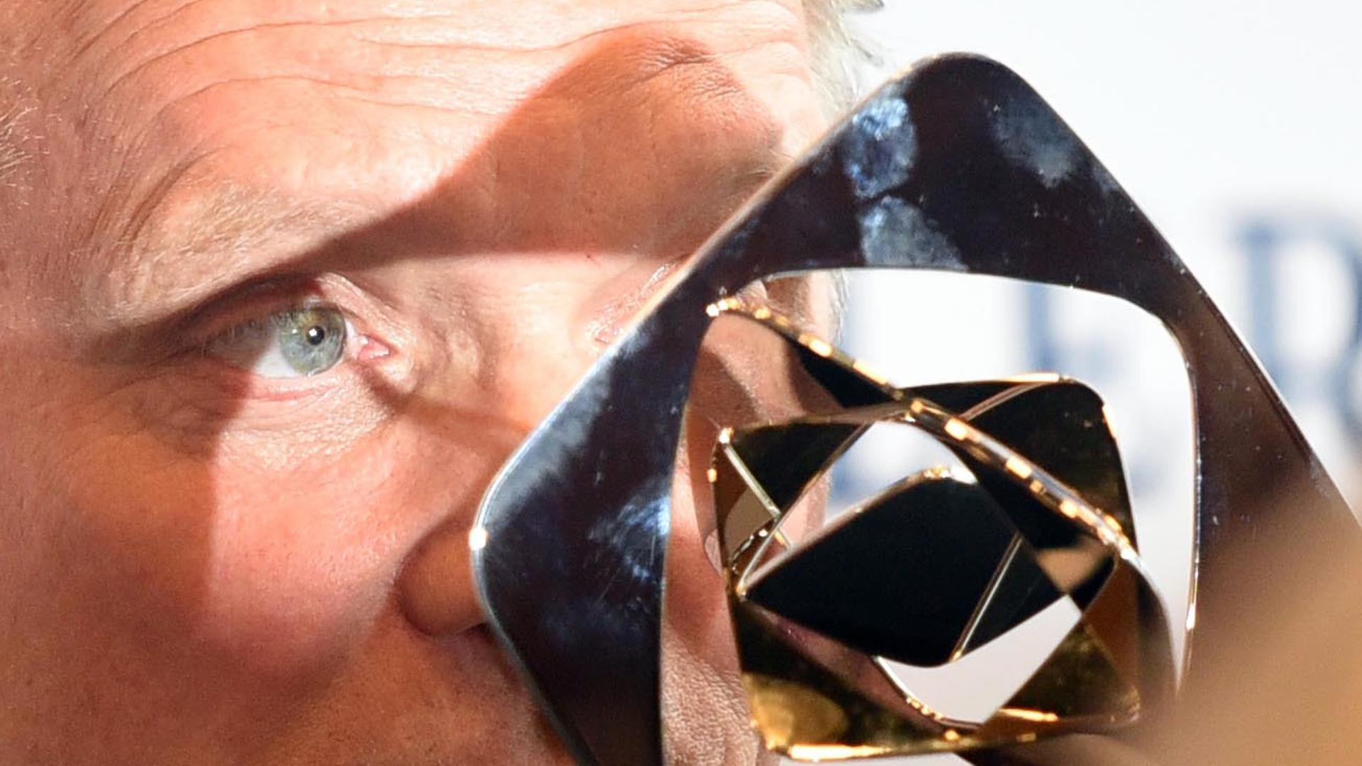 Der Schauspieler Ulrich Tukur posiert 2015 mit dem Preis Der Schauspieler Ulrich Tukur posiert 2015 mit dem Preis