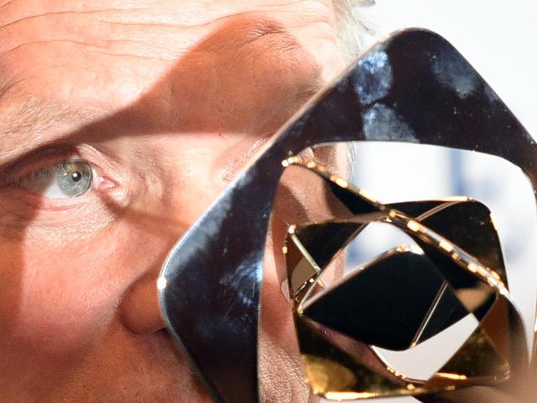Der Schauspieler Ulrich Tukur posiert 2015 mit dem Preis