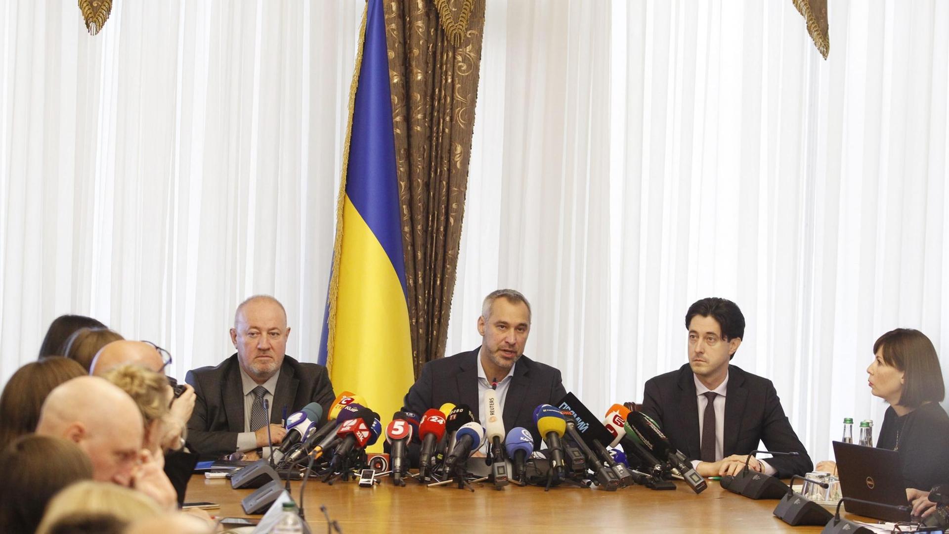 Der Generalstaatsanwalt der Ukraine, Ruslan Riaboshapka, kündigt am 4.10.2019 in Kiew an, Akten der eingestellten Ermittlungen gegen die Firma Burisma erneut zu prüfen Der Generalstaatsanwalt der Ukraine, Ruslan Riaboshapka, kündigt am 4.10.2019 in Kiew an, Akten der eingestellten Ermittlungen gegen die Firma Burisma erneut zu prüfen