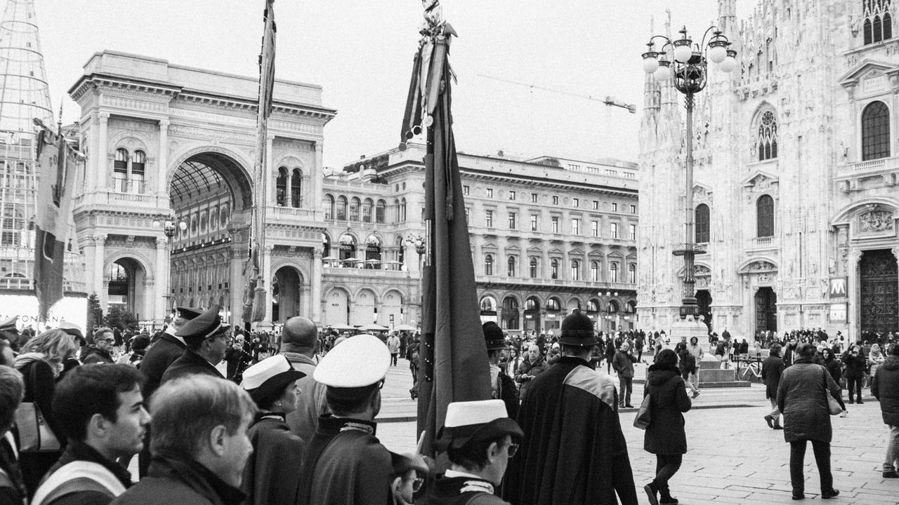 Auf der Mailänder Piazza Fontana stehen Trauergäste während der Gedenkfeier des 50. Jahrestages des Massakers von 1969. Auf der Mailänder Piazza Fontana stehen Trauergäste während der Gedenkfeier des 50. Jahrestages des Massakers von 1969.