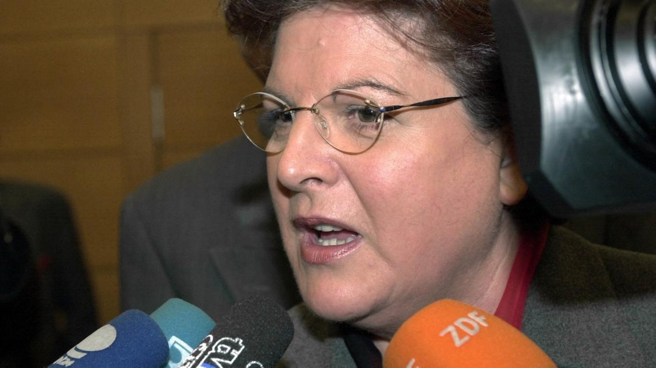 Bayerns Sozialministerin Barbara Stamm (CSU) am 10.1.2001 vor Kameras und Mikrofonen in München Bayerns Sozialministerin Barbara Stamm (CSU) am 10.1.2001 vor Kameras und Mikrofonen in München