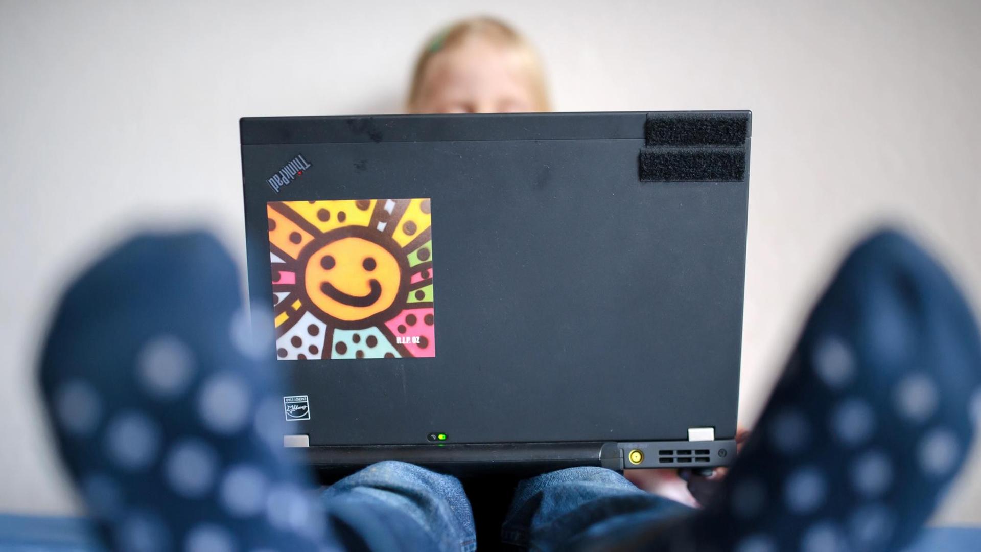 ILLUSTRATION - Ein Kind schaut auf einem Laptop einen Trickfilm, aufgenommen am 06.01.2015 in Dresden (Sachsen). ILLUSTRATION - Ein Kind schaut auf einem Laptop einen Trickfilm, aufgenommen am 06.01.2015 in Dresden (Sachsen).