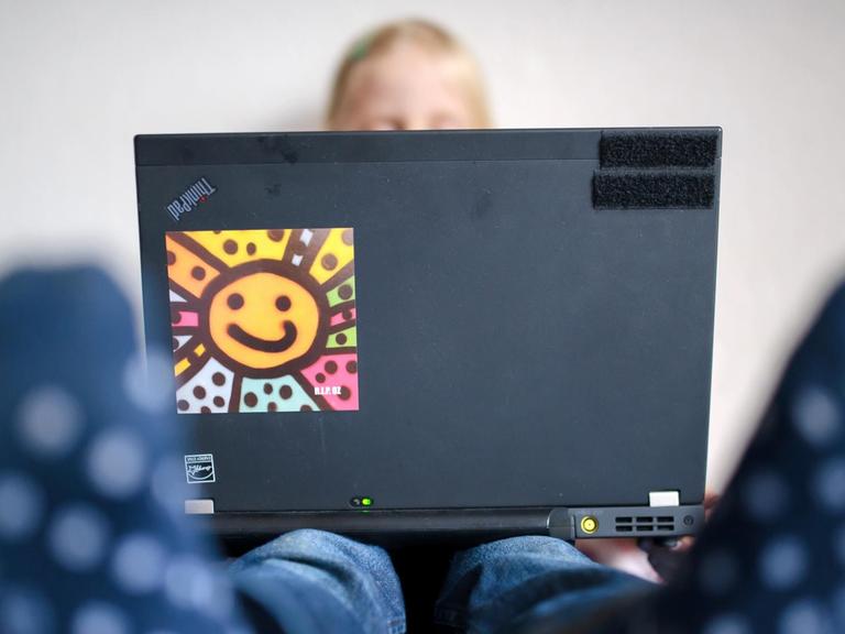 ILLUSTRATION - Ein Kind schaut auf einem Laptop einen Trickfilm, aufgenommen am 06.01.2015 in Dresden (Sachsen).