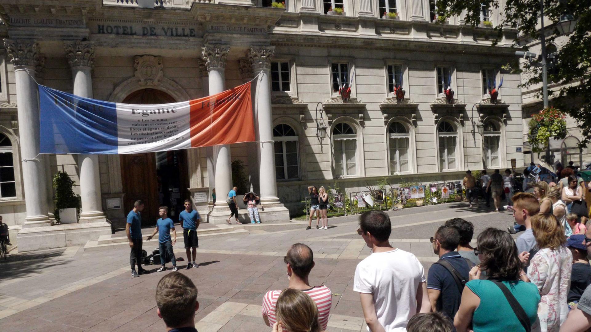 Dem Anschlag von Nizza zum Trotz - das Festival geht weiter: Straßenkünstler vor dem Rathaus in Avignon. Dem Anschlag von Nizza zum Trotz - das Festival geht weiter: Straßenkünstler vor dem Rathaus in Avignon.