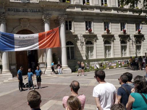 Dem Anschlag von Nizza zum Trotz - das Festival geht weiter: Straßenkünstler vor dem Rathaus in Avignon.