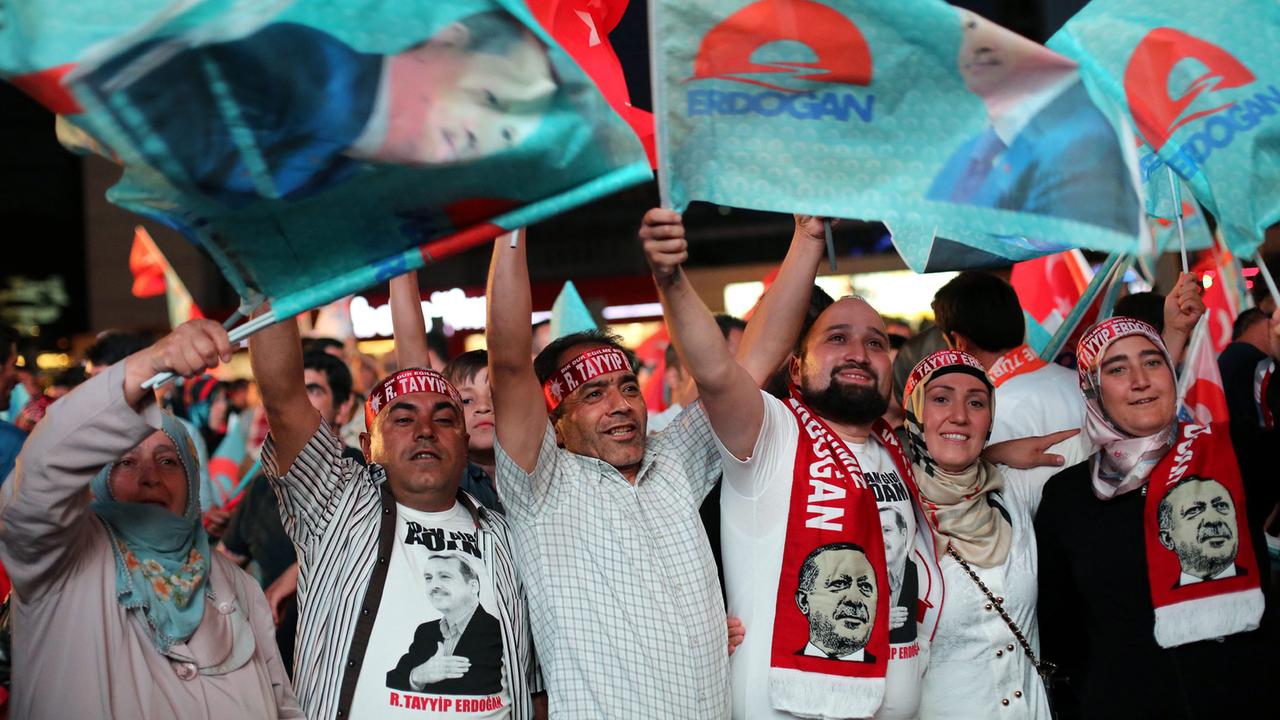 Anhänger des türkischen Präsidentschaftskandidaten Recep Tayyip Erdogan feiern den Wahlerfolg Anhänger des türkischen Präsidentschaftskandidaten Recep Tayyip Erdogan feiern den Wahlerfolg