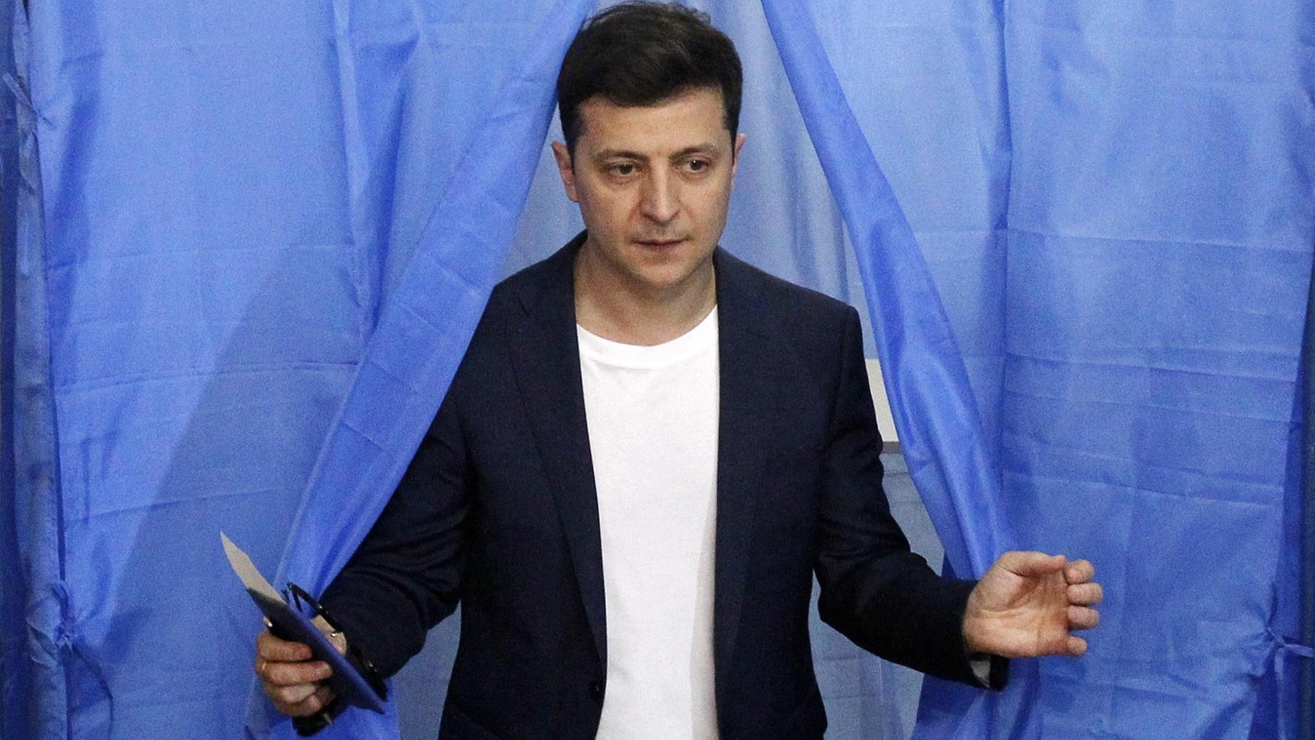 Der ukrainische Präsidentschaftskandidat und Komiker Wolodymyr Selenskyi beim Verlassen der Wahlkabine. Der ukrainische Präsidentschaftskandidat und Komiker Wolodymyr Selenskyi beim Verlassen der Wahlkabine.