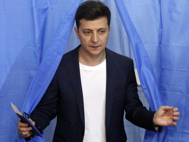 Der ukrainische Präsidentschaftskandidat und Komiker Wolodymyr Selenskyi beim Verlassen der Wahlkabine.