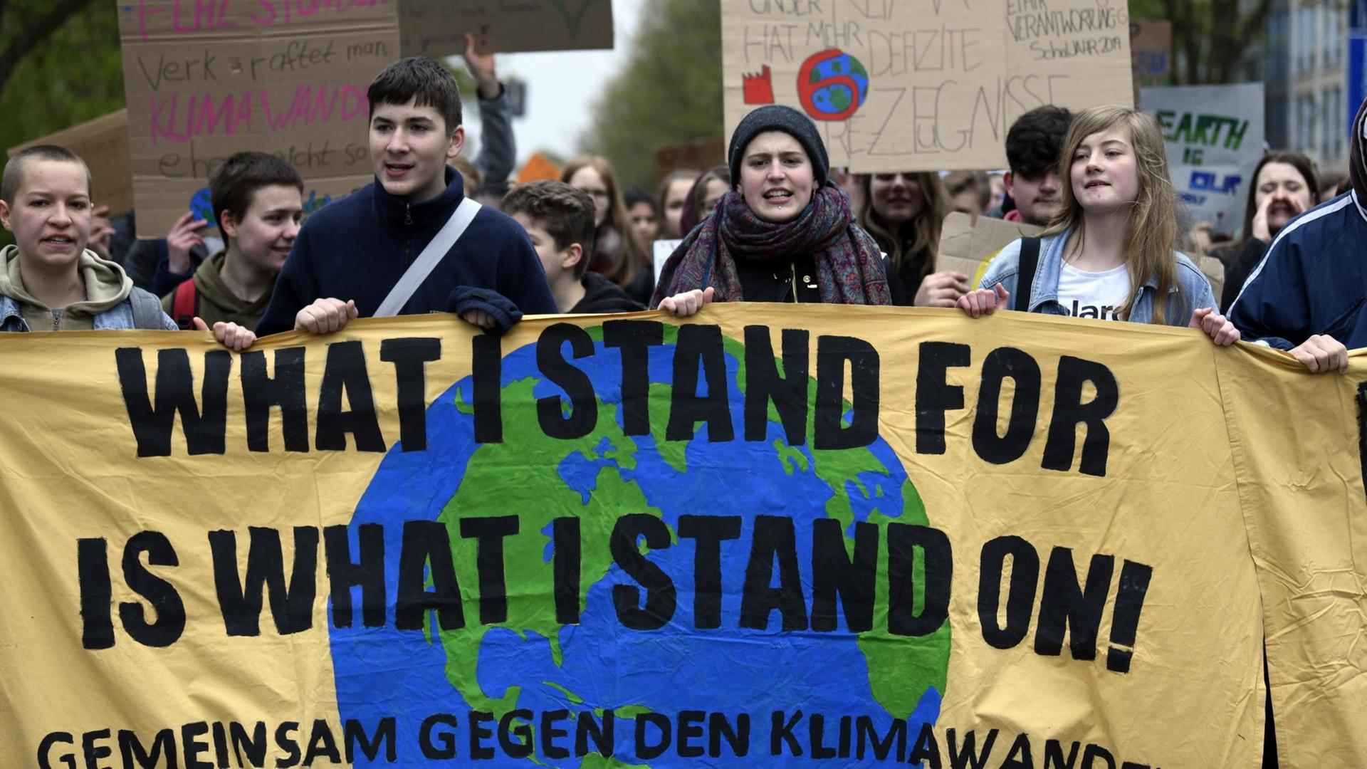 Schülerinnen und Schüler halten bei einer Demonstration der "Fridays for Future"-Bewegung in Dortmund Schilder hoch.