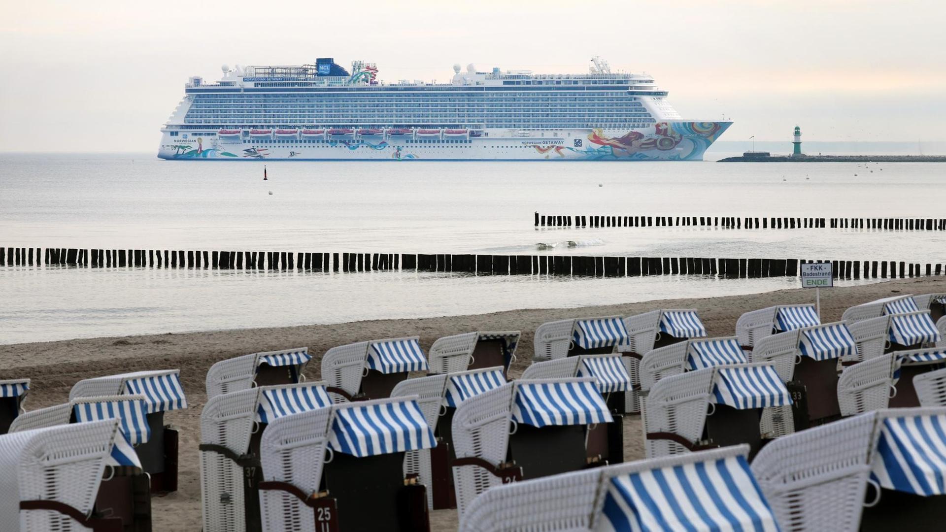 Das Kreuzfahrtschiff "Norwegian Getaway" in Warnemünde, im Vordergrund sind Strandkörbe zu sehen, aufgenommen 2017 Das Kreuzfahrtschiff "Norwegian Getaway" in Warnemünde, im Vordergrund sind Strandkörbe zu sehen, aufgenommen 2017