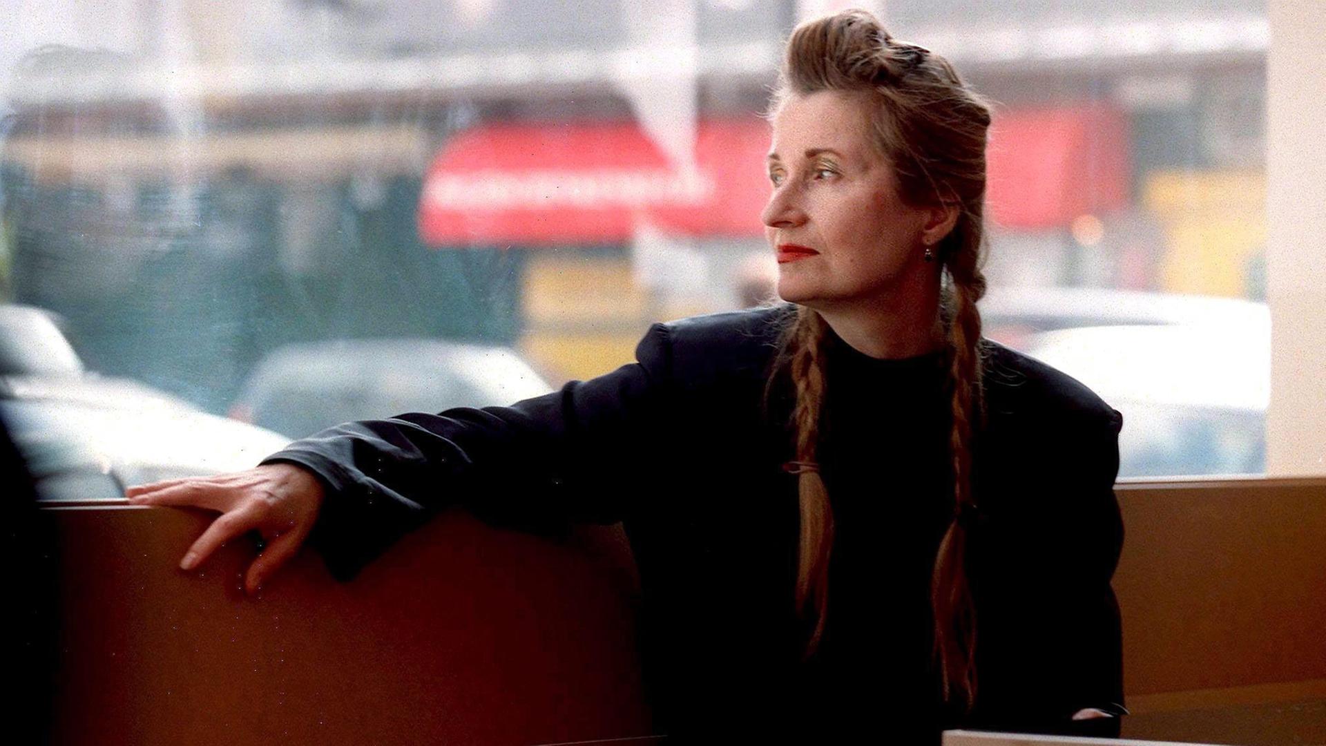 Die österreichische Autorin Elfriede Jelinek während eines Interviews in Wien, aufgenommen 1999 Die österreichische Autorin Elfriede Jelinek während eines Interviews in Wien, aufgenommen 1999