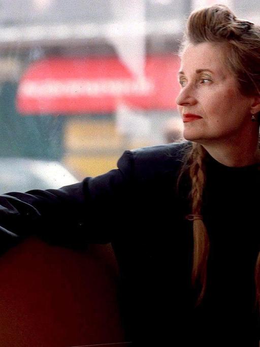 Die österreichische Autorin Elfriede Jelinek während eines Interviews in Wien, aufgenommen 1999
