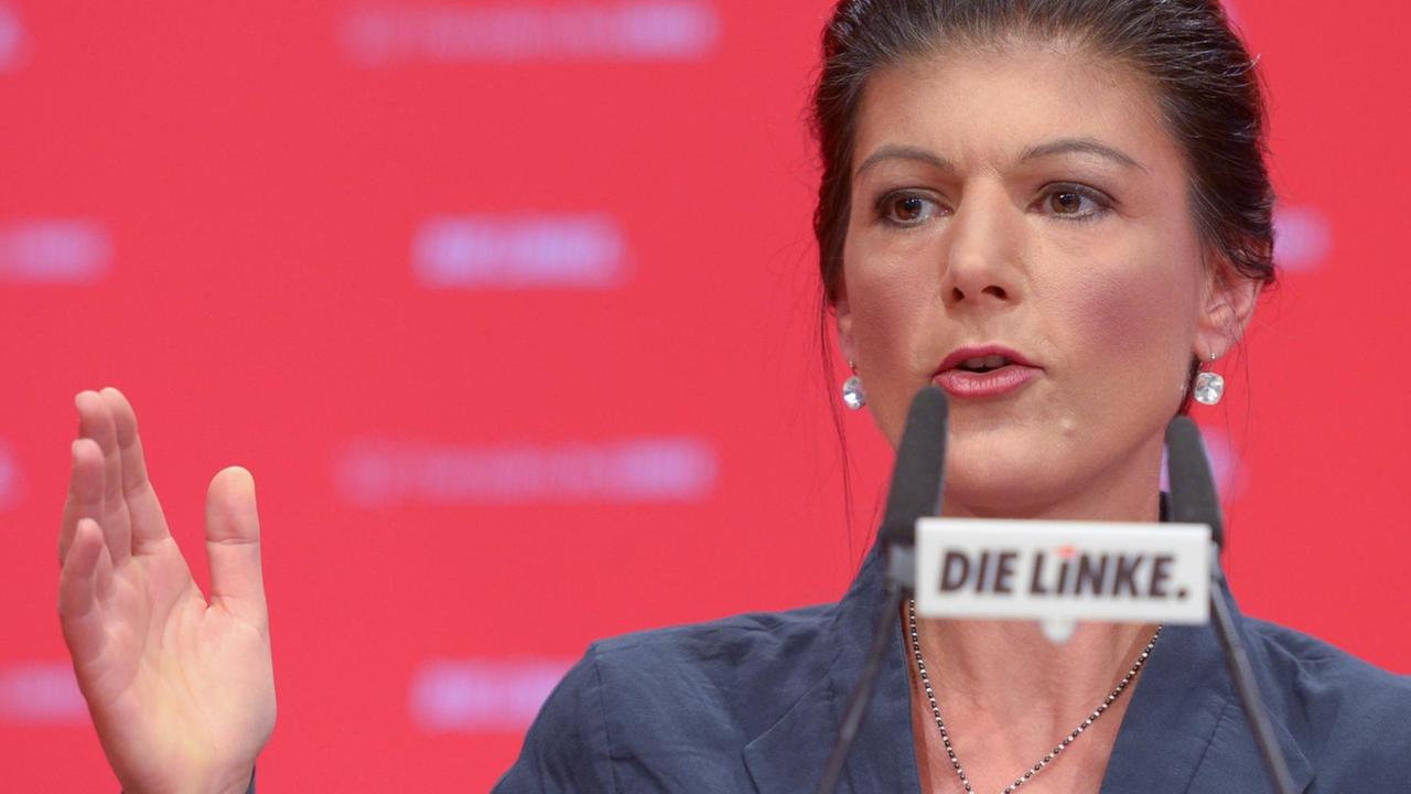 Die Fraktionsvorsitzende der Partei Die Linke im Bundestag, Sahra Wagenknecht, spricht auf dem Bundesparteitag in Magdeburg. Die Fraktionsvorsitzende der Partei Die Linke im Bundestag, Sahra Wagenknecht, spricht auf dem Bundesparteitag in Magdeburg.