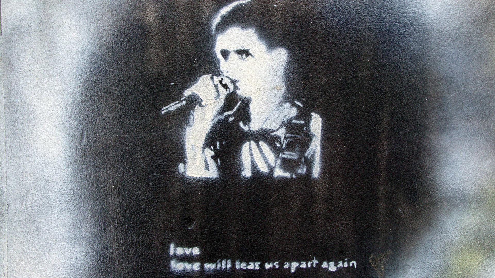 Auf einem Streetart-Bild in London ist der Sänger der Band "Joy Division", Ian Curtis, zu sehen. Auf einem Streetart-Bild in London ist der Sänger der Band "Joy Division", Ian Curtis, zu sehen.