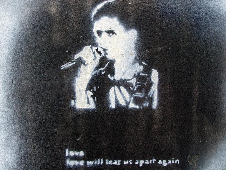 Auf einem Streetart-Bild in London ist der Sänger der Band "Joy Division", Ian Curtis, zu sehen.