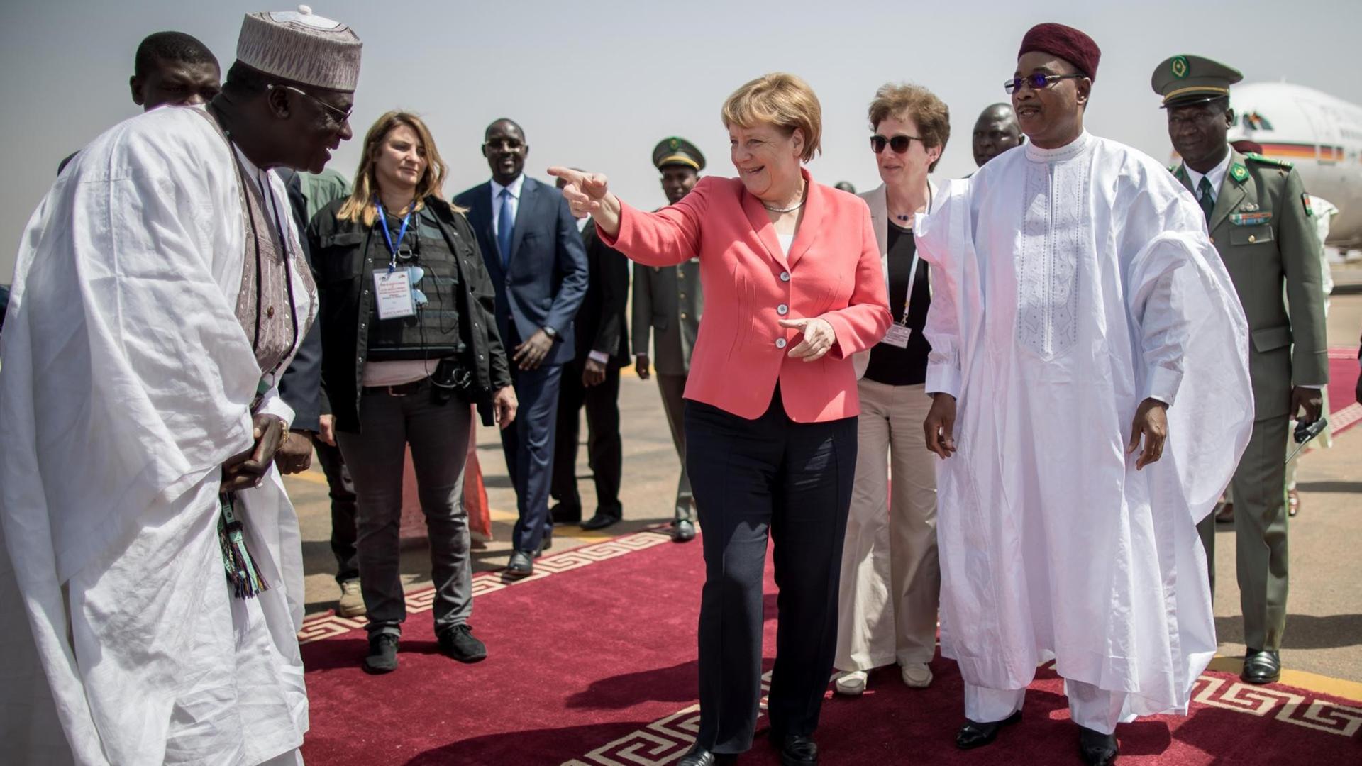 Bundeskanzlerin Angela Merkel wird am 10.10.2016 in Niamey im Niger von Präsident Mahamadou Issoufou begrüßt.