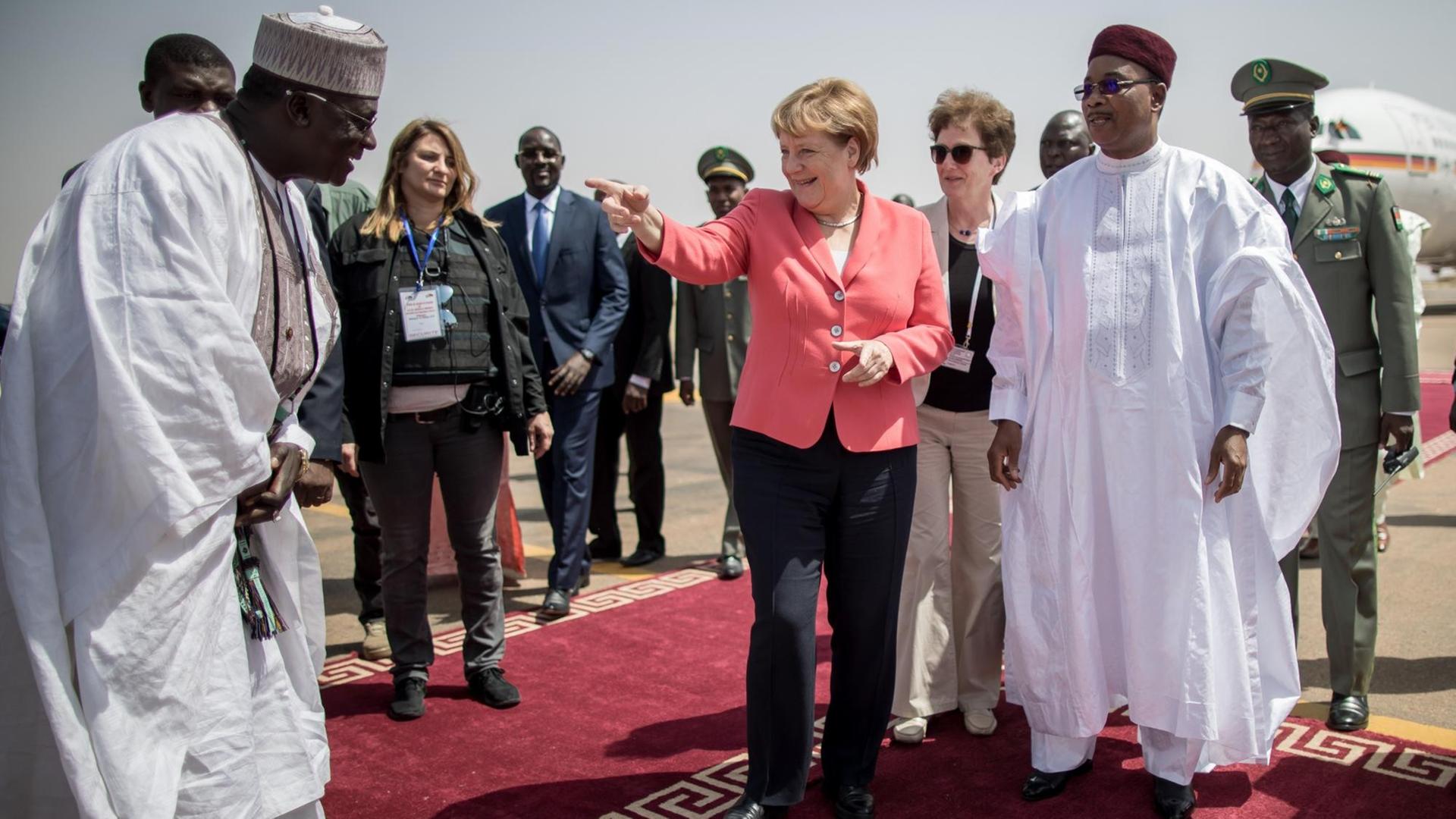 Bundeskanzlerin Angela Merkel wird am 10.10.2016 in Niamey im Niger von Präsident Mahamadou Issoufou begrüßt. Bundeskanzlerin Angela Merkel wird am 10.10.2016 in Niamey im Niger von Präsident Mahamadou Issoufou begrüßt.