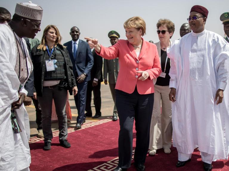 Bundeskanzlerin Angela Merkel wird am 10.10.2016 in Niamey im Niger von Präsident Mahamadou Issoufou begrüßt.