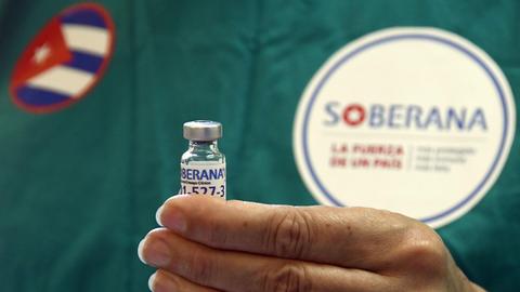 In der kubanischen Hauptstadt Havanna hält am 31. März eine Mitarbeiterin des medizinischen Personals eine Ampulle mit dem Impfstoff "Soberana 02" in der Hand.