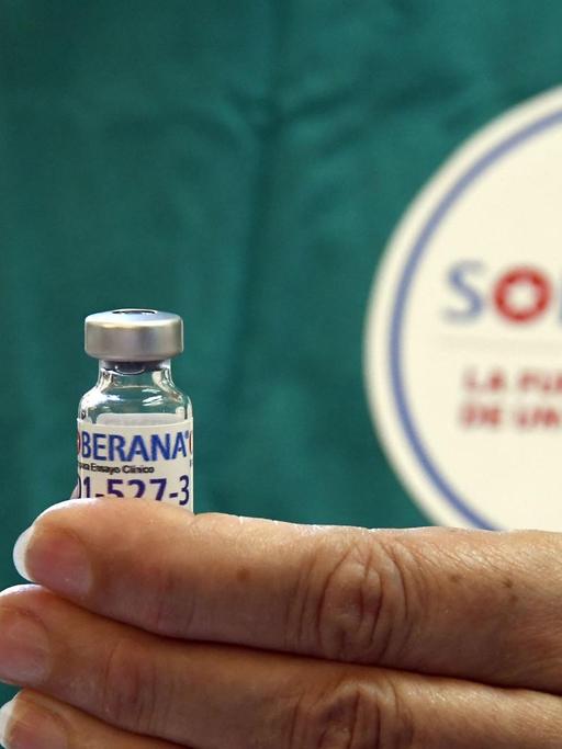 In der kubanischen Hauptstadt Havanna hält am 31. März eine Mitarbeiterin des medizinischen Personals eine Ampulle mit dem Impfstoff "Soberana 02" in der Hand.