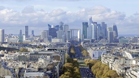Aussicht auf La Défense und die Avenue des Champs Elysée in Paris vom Triumphbogen aus