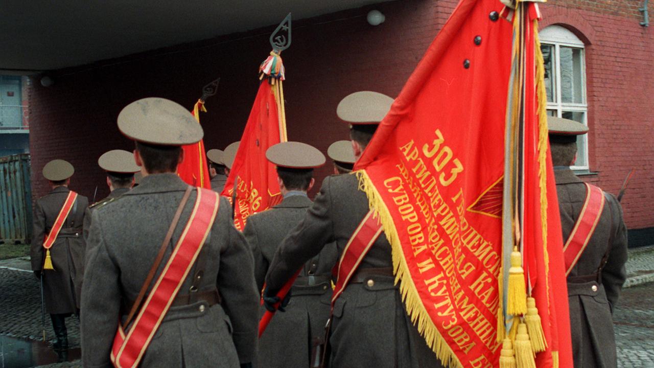 Russische Soldaten der 34. Artillerie-Division marschieren am 18. März 1994 noch einmal über den Exerzierplatz der Roten Kaserne in Potsdam, bevor sie Richtung Heimat abziehen. Russische Soldaten der 34. Artillerie-Division marschieren am 18. März 1994 noch einmal über den Exerzierplatz der Roten Kaserne in Potsdam, bevor sie Richtung Heimat abziehen.