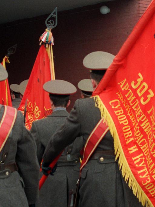 Russische Soldaten der 34. Artillerie-Division marschieren am 18. März 1994 noch einmal über den Exerzierplatz der Roten Kaserne in Potsdam, bevor sie Richtung Heimat abziehen.