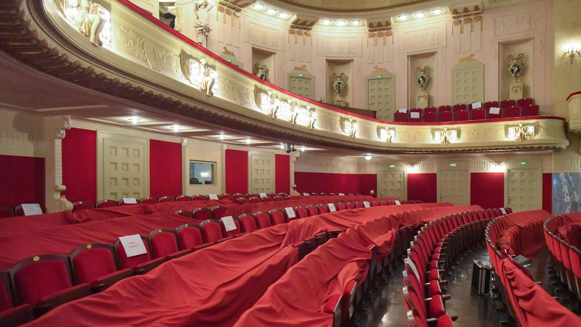 Abgedeckt sind leere Sitzplätze im Staatstheater Cottbus. Abgedeckt sind leere Sitzplätze im Staatstheater Cottbus.