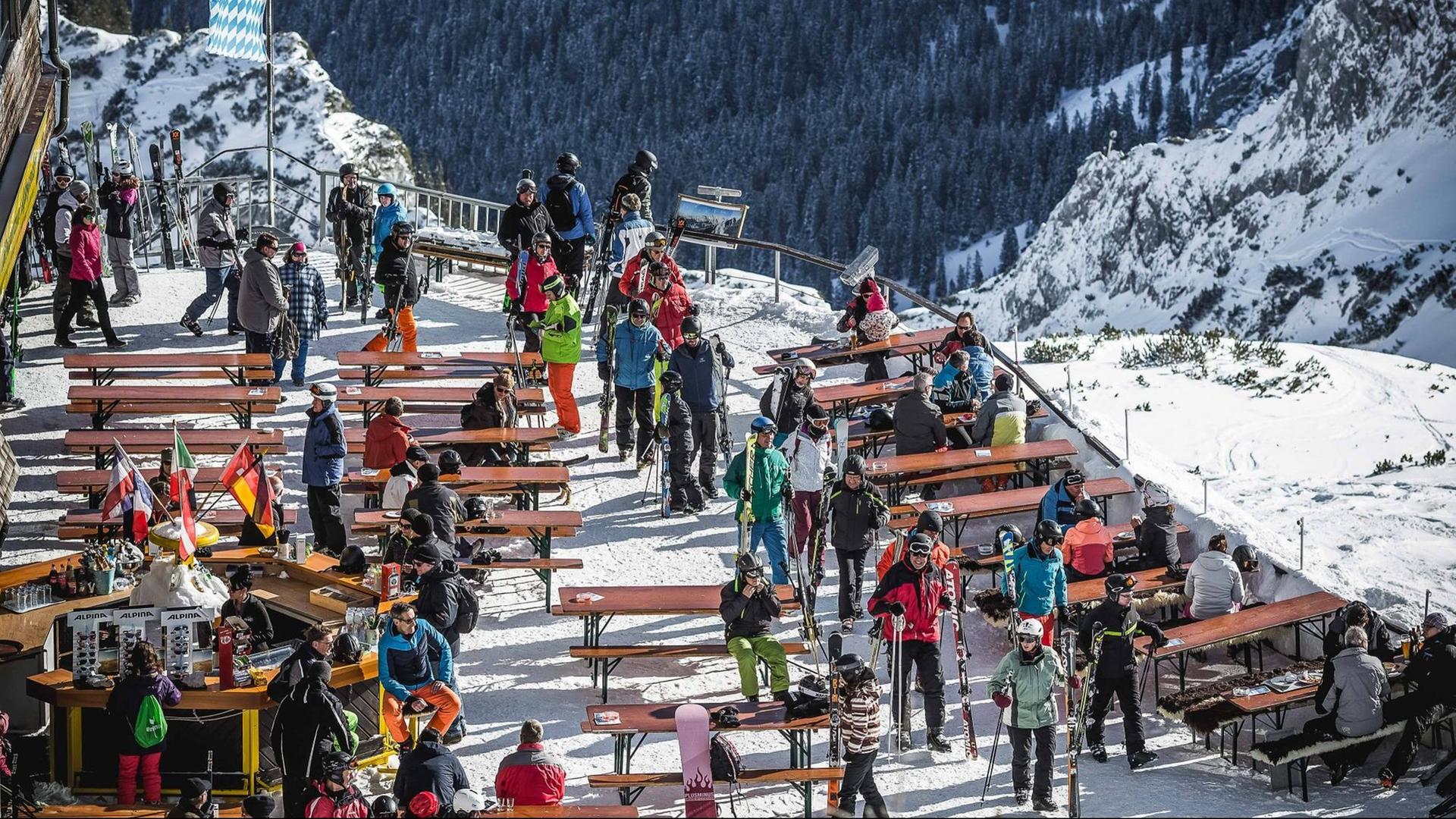 Die Alpspitze am 31. Januar 2019 in Garmisch-Partenkirchen. Skier und Snowboarder machen auf der Bergstation Rast. Wintersport in Garmisch Partenkirchen *** The Alpspitze on 31 January 2019 in Garmisch Partenkirchen Skiers and snowboarders do winter sports at the mountain station Rast in Garmisch Partenkirchen. Die Alpspitze am 31. Januar 2019 in Garmisch-Partenkirchen. Skier und Snowboarder machen auf der Bergstation Rast. Wintersport in Garmisch Partenkirchen *** The Alpspitze on 31 January 2019 in Garmisch Partenkirchen Skiers and snowboarders do winter sports at the mountain station Rast in Garmisch Partenkirchen.