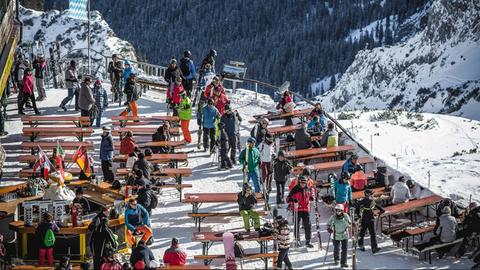 Die Alpspitze am 31. Januar 2019 in Garmisch-Partenkirchen. Skier und Snowboarder machen auf der Bergstation Rast.