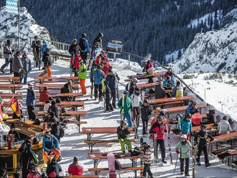 Die Alpspitze am 31. Januar 2019 in Garmisch-Partenkirchen. Skier und Snowboarder machen auf der Bergstation Rast. Wintersport in Garmisch Partenkirchen *** The Alpspitze on 31 January 2019 in Garmisch Partenkirchen Skiers and snowboarders do winter sports at the mountain station Rast in Garmisch Partenkirchen.