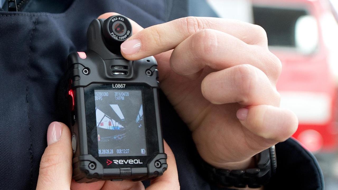 Monitor am Revers einer Polizistin Monitor am Revers einer Polizistin