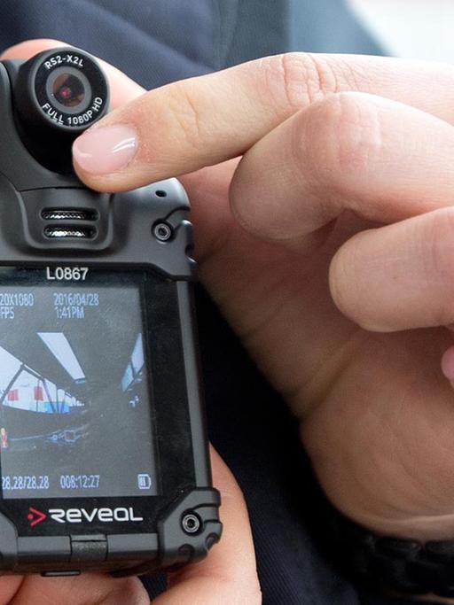 Monitor am Revers einer Polizistin