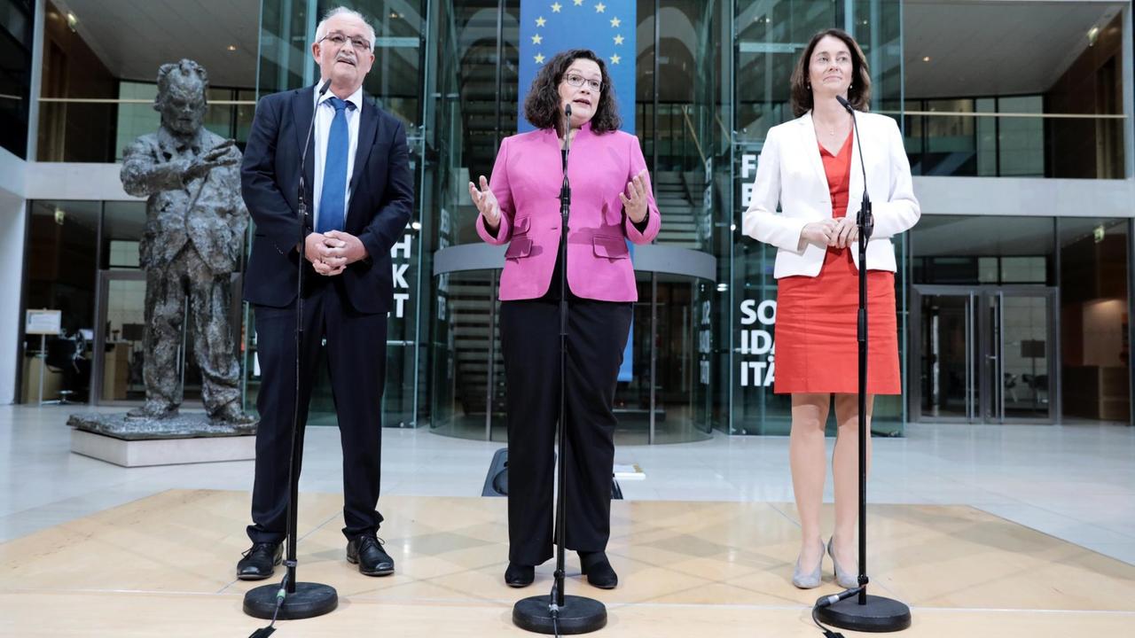 Der Europabeauftragte der SPD, Udo Bullmann und die SPD-Vorsitzende Andrea Nahles stellen bei einer Pressekonferenz Bundesjustizministerin Katarina Barley als designierte SPD-Spitzenkandidatin für die Europawahl 2019 vor.
