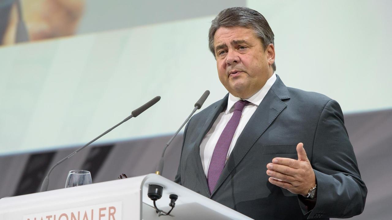 SPD-Chef Sigmar Gabriel steht auf dem nationalen IT-Gipfel in Saarbrücken hinter dem Rednerpult SPD-Chef Sigmar Gabriel steht auf dem nationalen IT-Gipfel in Saarbrücken hinter dem Rednerpult