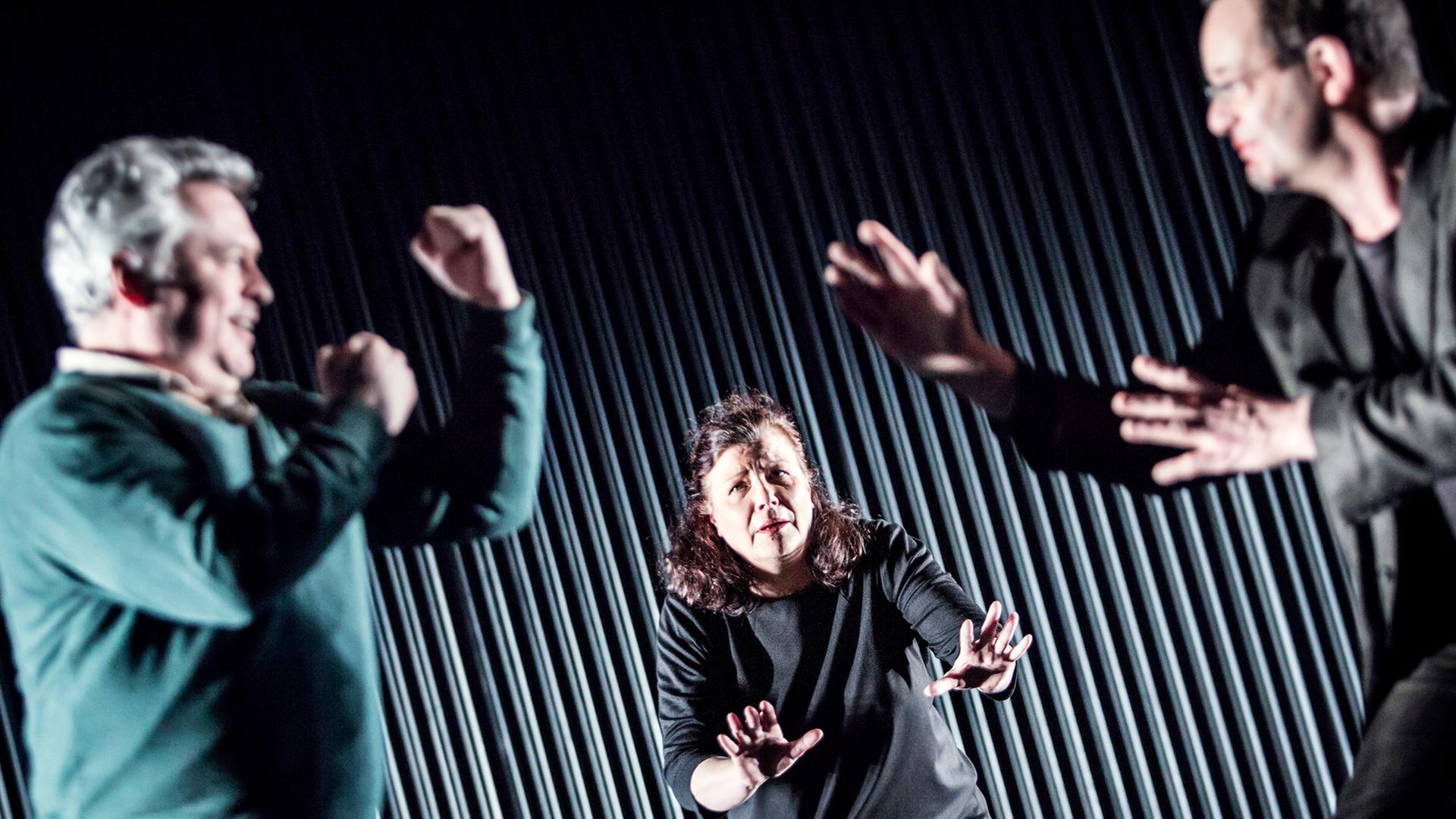 Die Schauspieler Reinhard Mahlberg (l-r), Anke Schubert und Boris Koneczny stehen am 03.01.2015 während einer Probe für das Stück "Das schwarze Wasser" im Nationaltheater in Mannheim (Baden-Württemberg) auf der Bühne. Die Schauspieler Reinhard Mahlberg (l-r), Anke Schubert und Boris Koneczny stehen am 03.01.2015 während einer Probe für das Stück "Das schwarze Wasser" im Nationaltheater in Mannheim (Baden-Württemberg) auf der Bühne.